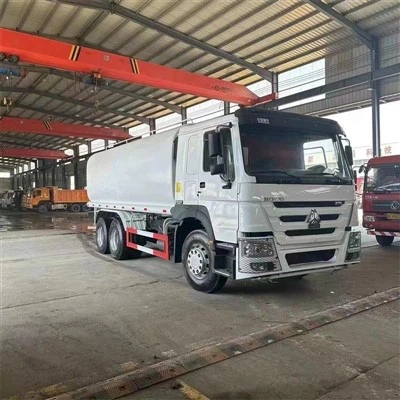 Camion cisternă pentru depozitarea apei și stropitoare